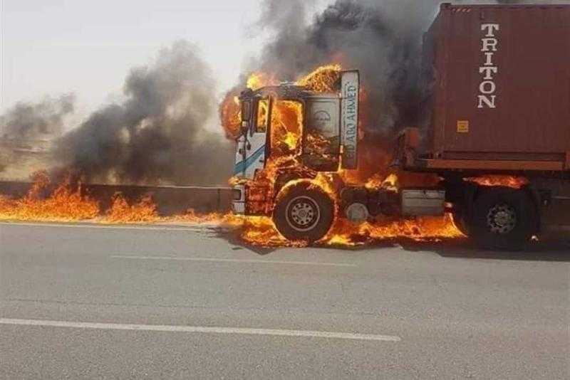 تفحم سيارة نقل اشتعلت النيران بها بالطريق الأوسطى فى الجيزة