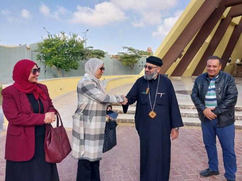 مديرة الإدارة التعليمية بالشروق تزور كنيسة السيدة العذراء لتهنئة الإخوة المسيحيين بعيد الميلاد