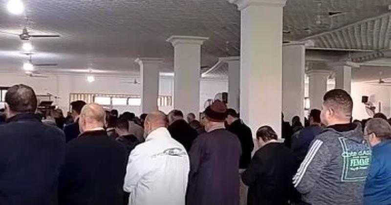 المئات يشيعون جثمان والدة تريزيجيه في غيابه بكفر الشيخ.. صور