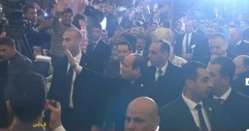 الأقباط يستقبلون الرئيس السيسي بالأعلام في كاتدرائية العاصمة الإدارية