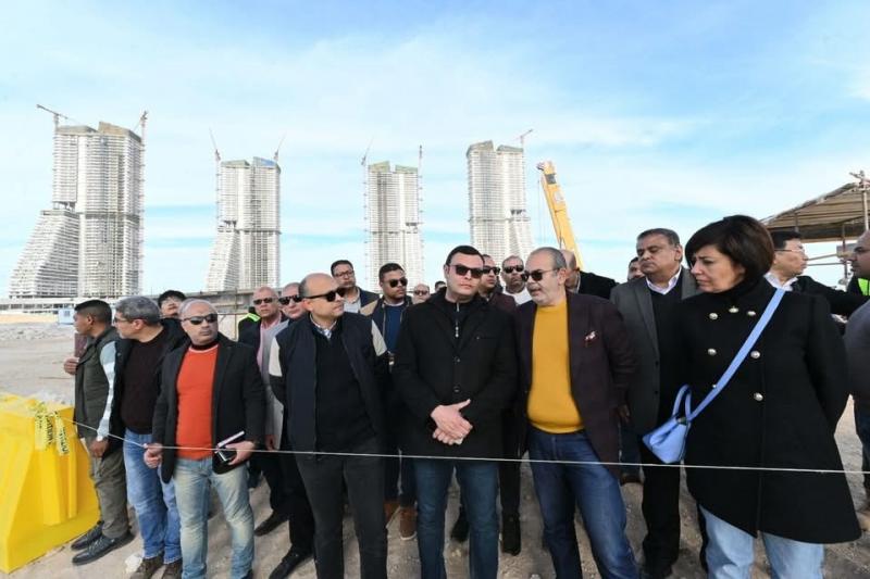 وزير الإسكان يتفقد الموقف التنفيذى لمشروع أبراج ”الداون تاون” وبحيرات العلمين ”كريستال لاجون” بمدينة العلمين الجديدة