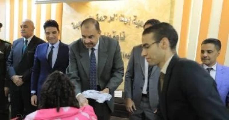 محافظ سوهاج يشارك أطفال ”بيت الرحمة” المسيحية فرحتهم بعيد الميلاد المجيد