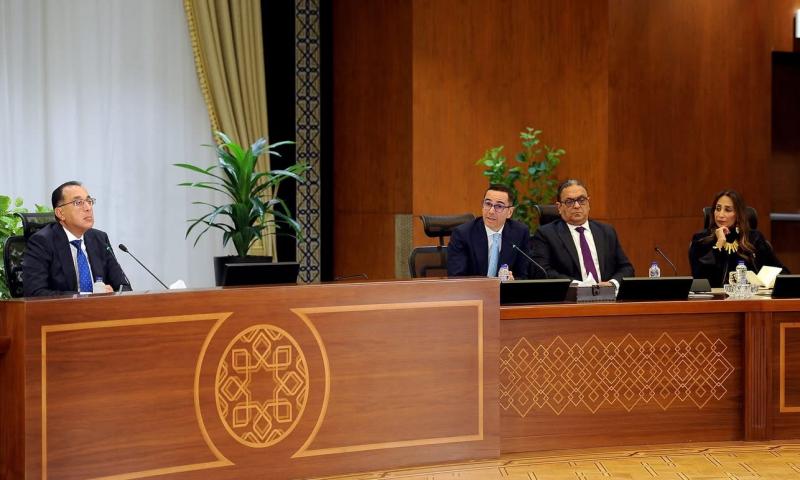 تفاصيل اجتماع ”مدبولي” مع وزيرا المالية والاستثمار.. سداد أول قسط للمصدرين الشهر الحالى.. صرف ٥٠٪ من مستحقات الشركات المصدرة بدءًا من العام الحالى