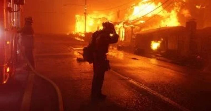 حرائق الغابات فى كاليفورنيا تتسبب بإجلاء 100 ألف شخص