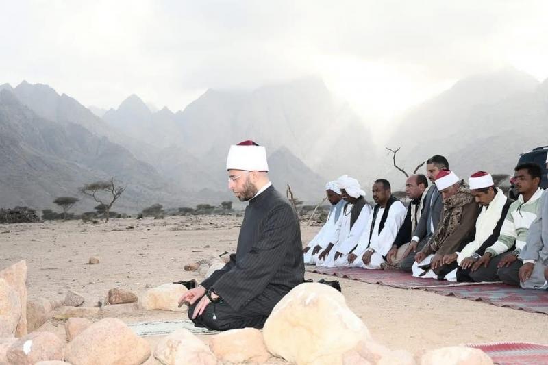 وزير الأوقاف يلتقي أبناء الوطن الكرام في جبل علبة في حلايب ويصلي معهم العصر