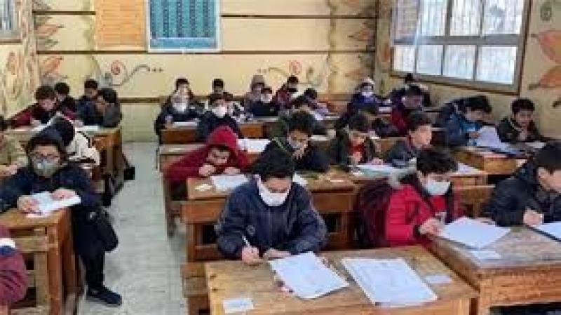 يؤدون امتحانات اللغة العربية والأجنبية والدراسات الاجتماعية.. انتظام اللجان في مدارس القاهرة