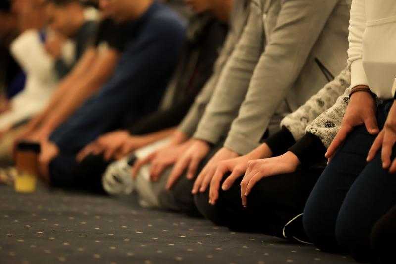 حكم الصلاة في البيت خلف إمام المسجد