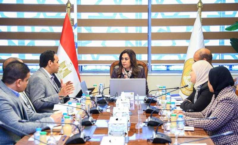 وزيرة التنمية المحلية تتابع مع الوحدة المركزية لحياة كريمة بالوزارة موقف تشغيل المشروعات