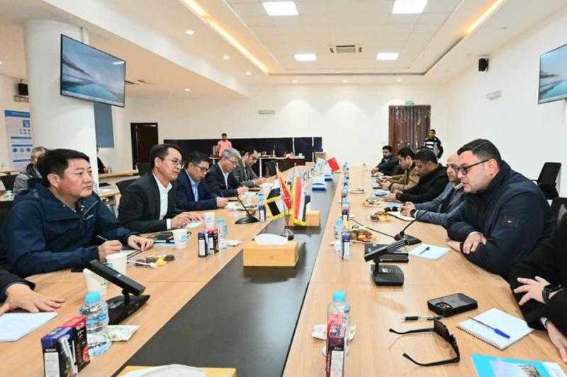 وزير الإسكان يعقد اجتماعاً مع مسئولي ”CSCEC” الصينية لدفع العمل بالعاصمة الإدارية الجديدة