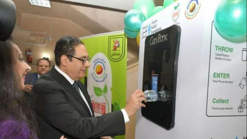 تشغيل أول جهاز لإعادة تدوير العبوات البلاستيكية والمعدنية في جامعة القاهرة