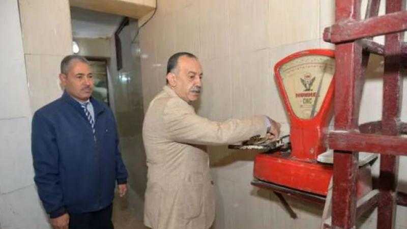 محافظ أسيوط يفاجئ المخابز البلدية للاطمئنان على جودة ووزن الرغيف