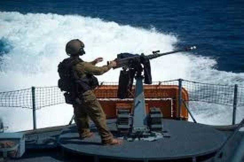 زوارق الاحتلال الحربية تقصف المناطق الغربية لدير البلح وسط قطاع غزة