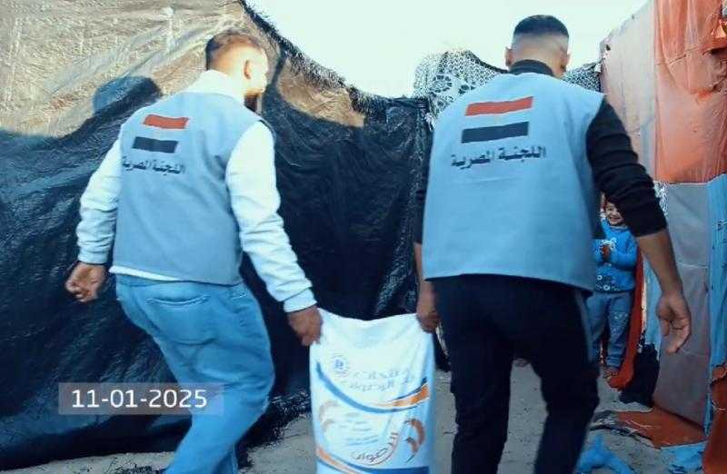 اللجنة المصرية توزع الدقيق على النازحين في مخيمات غزة