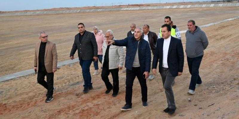 مسئولو «الإسكان» يتفقدون المشروعات السكنية والبنية الأساسية بمدينة العاشر من رمضان