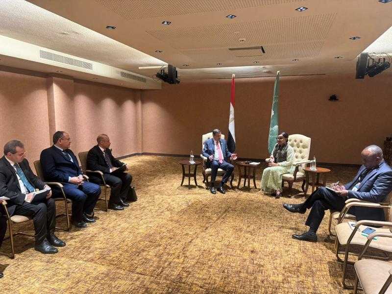 وزير الزراعة يلتقي مفوض الزراعة والتنمية الريفية بالاتحاد الافريقي في ختام ”قمة أوغندا”