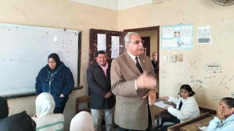 مدير تعليم القليوبية يواصل تفقد سير امتحانات النقل بالمدارس ..صور