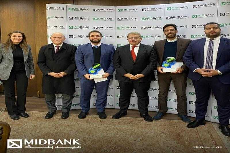عمرو الجارحي يكرّم موظفي ميدبنك الفائزين في دوري البنوك لبطولة الـ Padel «صور»