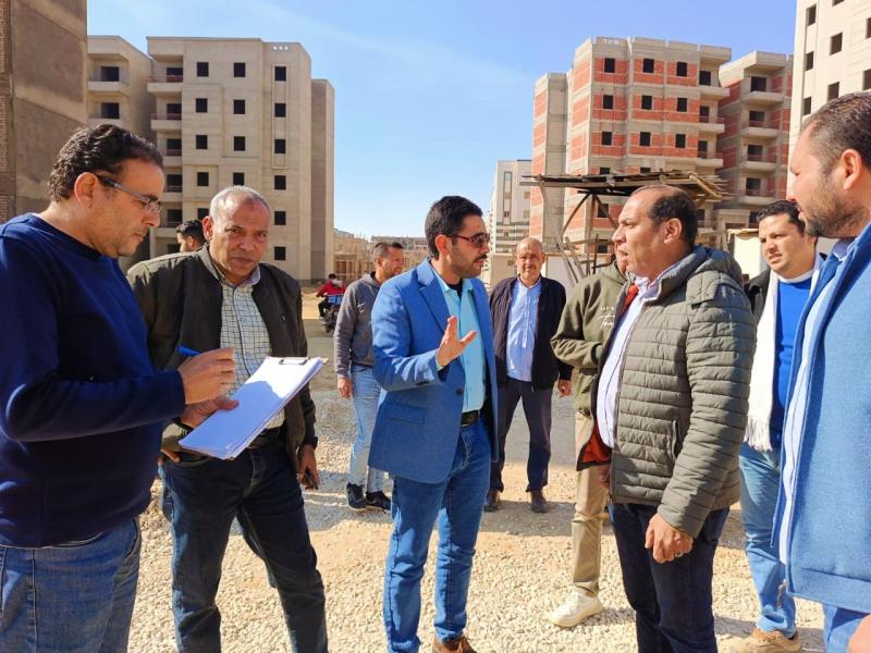 مسئولو ”الإسكان” يتابعون استلام طلبات تراخيص المباني إلكترونيا بالعبور والعاشر من رمضان