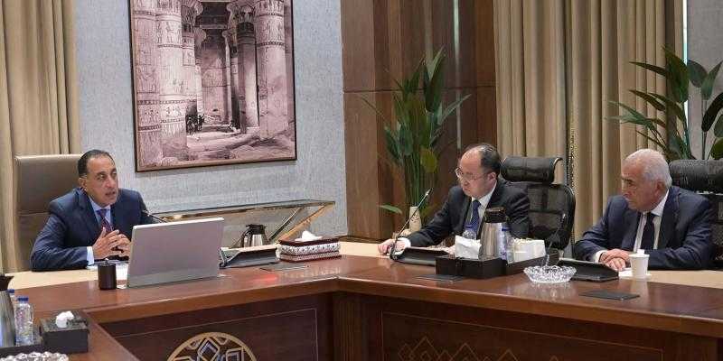 رئيس الوزراء يلتقي رئيس أكبر شركة صينية لتصنيع إطارات السيارات