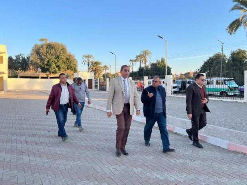 محافظ قنا يتفقد عدة مشروعات تجارية وخدمية تمهيدا لافتتاحها