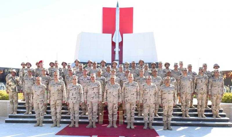 وزير الدفاع يتفقد أحد تشكيلات قوات الدفاع الجوى ويلتقى عددا من المقاتلين.. فيديو وصور