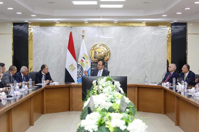 وزير قطاع الأعمال العام يلتقي رئيس شركة ”CNRC” الصينية الرائدة في صناعة الإطارات