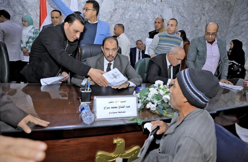 محافظ سوهاج يستمع إلى مطالب المواطنين في اللقاء الجماهيري