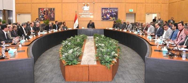الشربيني يعقد اجتماعه الدوري لمتابعة موقف تنفيذ وحدات الإسكان الاجتماعي بالمدن الجديدة