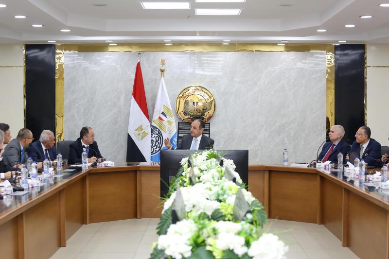 وزير قطاع الأعمال العام يبحث التعاون مع رئيس شركة ”CNRC” الصينية الرائدة عالميا في صناعة الإطارات