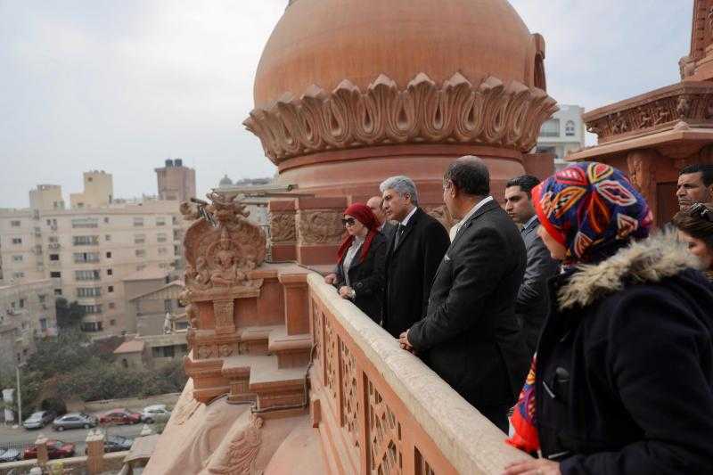 وزير الآثار بتفقد قصر البارون إمبان ويلتقي بمجموعة من السائحين أثناء زيارتهم للقصر