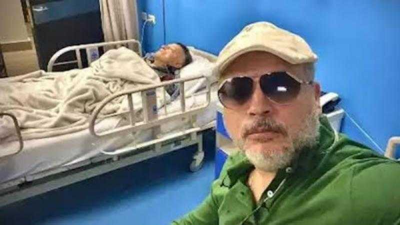 حالته خطيرة للغاية.. تامر عبد المنعم يطلب الدعاء لوالده بالشفاء