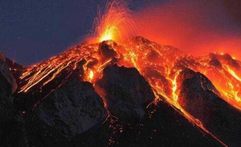 إجلاء آلاف الأشخاص بسبب ثوران بركان في إندونيسيا