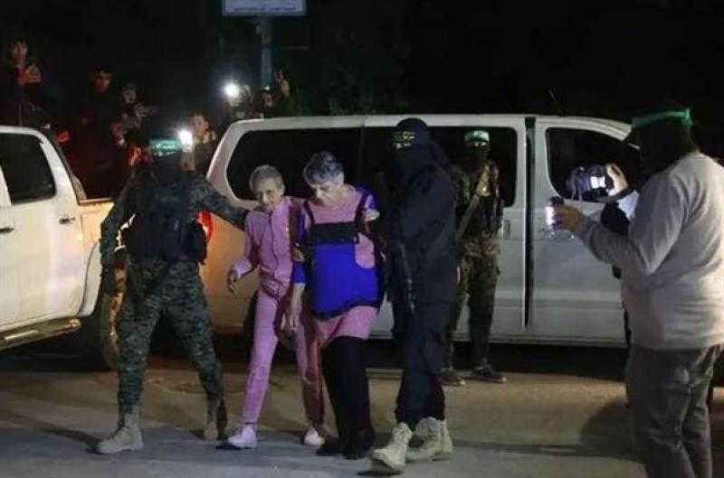 إعلام أمريكي: الرهينتان الأمريكيتان ضمن المجموعة المفرج عنها بالمرحلة الأولى