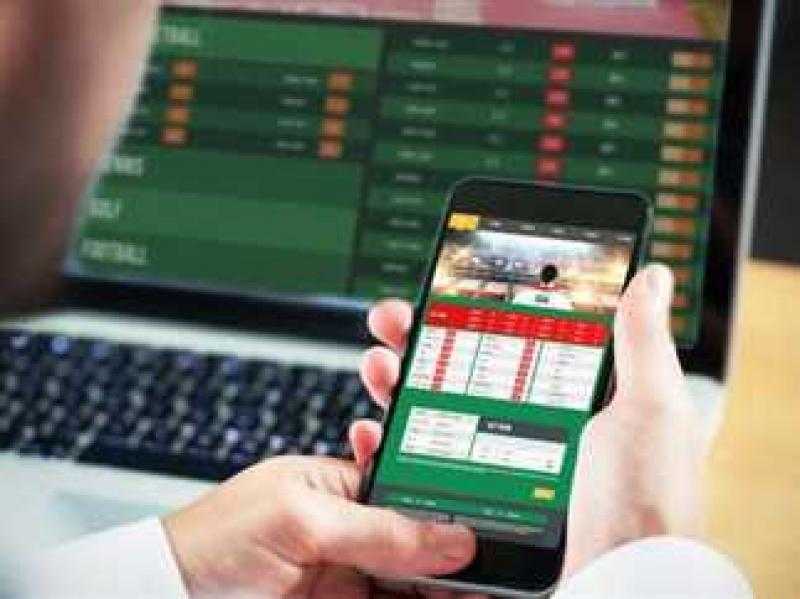 القبض على شخصين لاستقطاب المواطنين بأحد تطبيقات المراهنات.. وتحقيق 4 ملايين مكاسب غير مشروعة