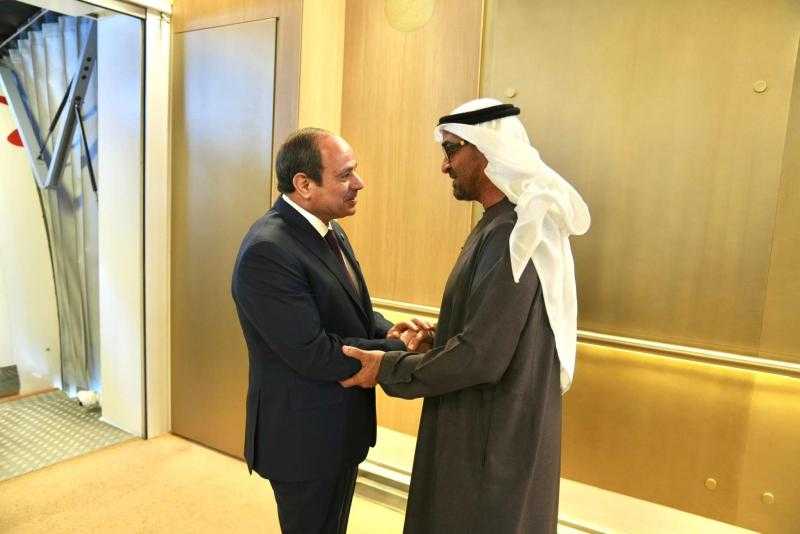 الرئيس عبدالفتاح السيسي يصل مطار أبوظبي.. و«بن زايد» في استقباله (صور)