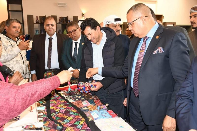 وزير الرياضة ومحافظ جنوب سيناء يشهدان ختام المهرجان العربي للهجن والتراث