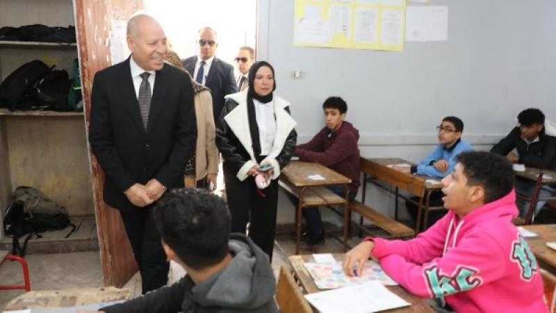 محافظ القاهرة يطمئن على طلاب الشهادة الإعدادية داخل اللجان