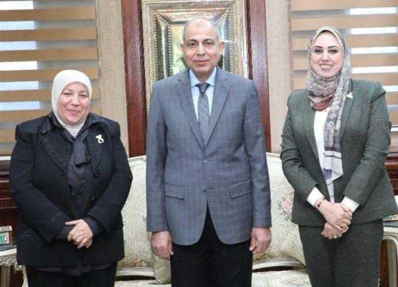 ”طرق أبواب 45 ألف سيدة”.. محافظ المنيا يتلقى تقريرًا عن جهود ”القومي للمرأة” خلال 2024