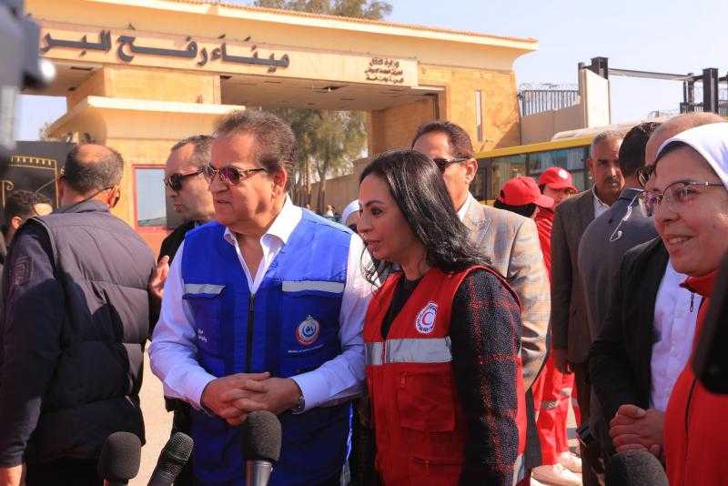 وزيرة التضامن من أمام معبر رفح: مصر على أهبة الاستعداد لتكثيف إدخال المساعدات لغزة فور بدء سريان الهدنة