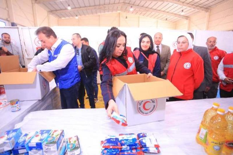 نائب رئيس مجلس الوزراء ووزيرة التضامن يتفقدان المراكز اللوجيستية للهلال الأحمر بالعريش