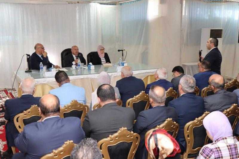 وزير الصناعة يستعرض مع محافظ ومصنعي القليوبية تحديات المناطق الصناعية والمصانع بالمحافظة