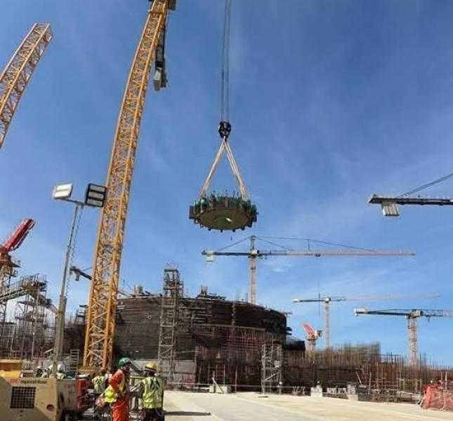 تركيب الهيكل المعدني أعلى مصيدة قلب المفاعل للوحدة الاولى بالضبعة.. صور