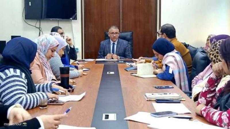 مدير التأمين الصحي بالقليوبية يوجه بسرعة التعاقد مع أطباء لسد عجز التخصصات
