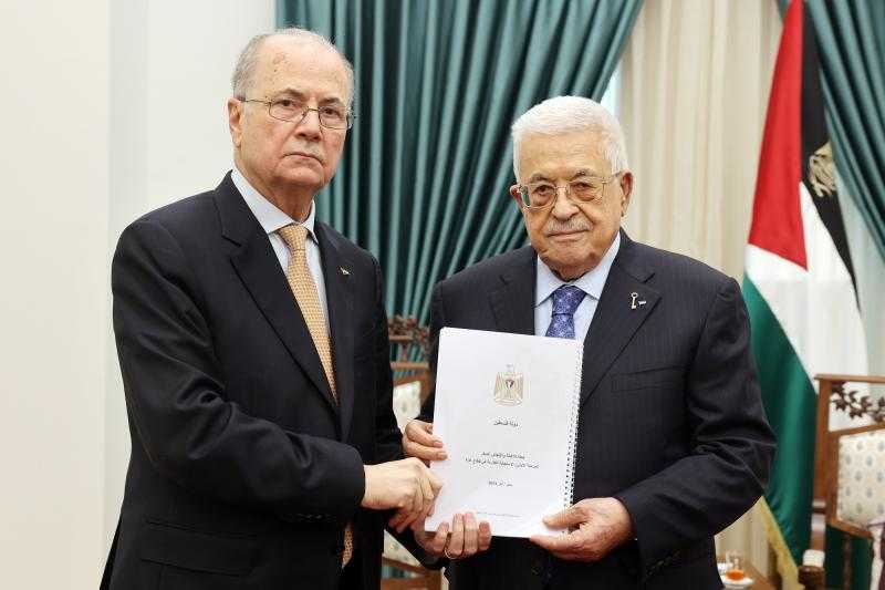 الرئيس الفلسطيني يتسلم من الحكومة خطة الإغاثة والاستجابة الطارئة لقطاع غزة