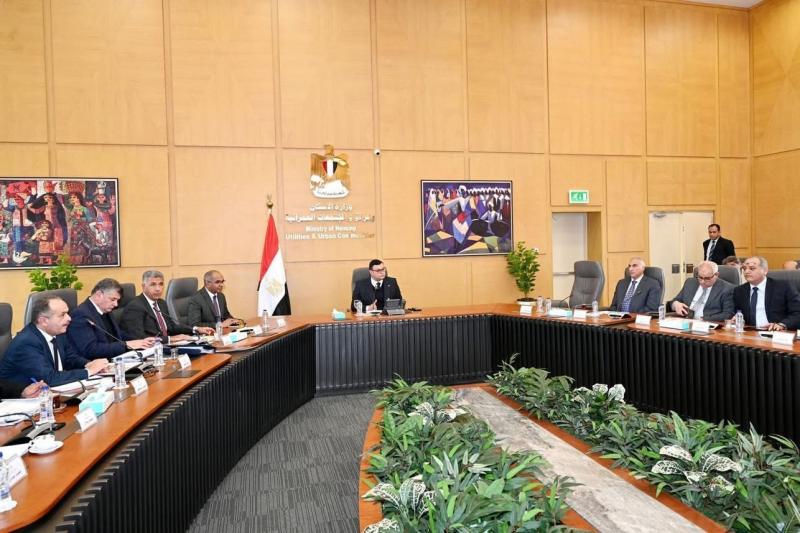 وزير الإسكان يتابع موقف عددٍ من المشروعات التى تنفذها ”المقاولون العرب”