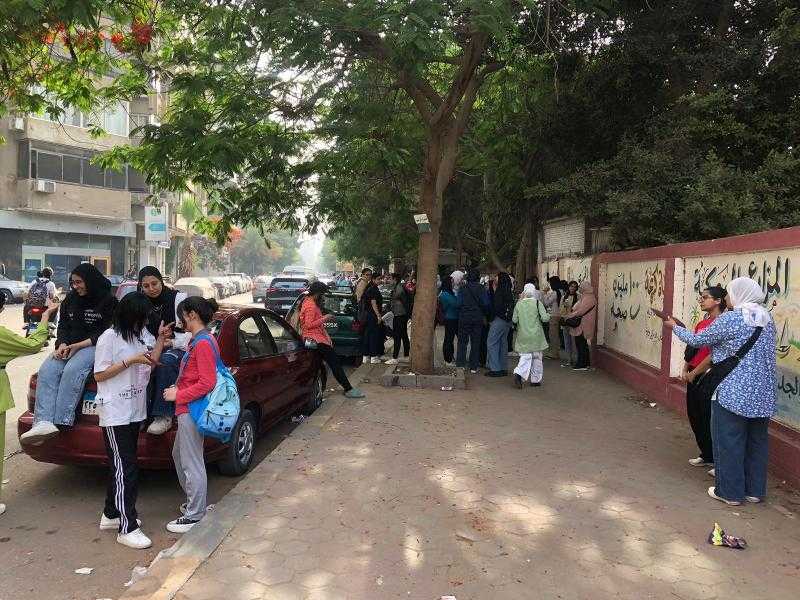 بدء توافد طلاب الشهادة الإعدادية بالجيزة على اللجان لأداء امتحاني الجبر والهندسة