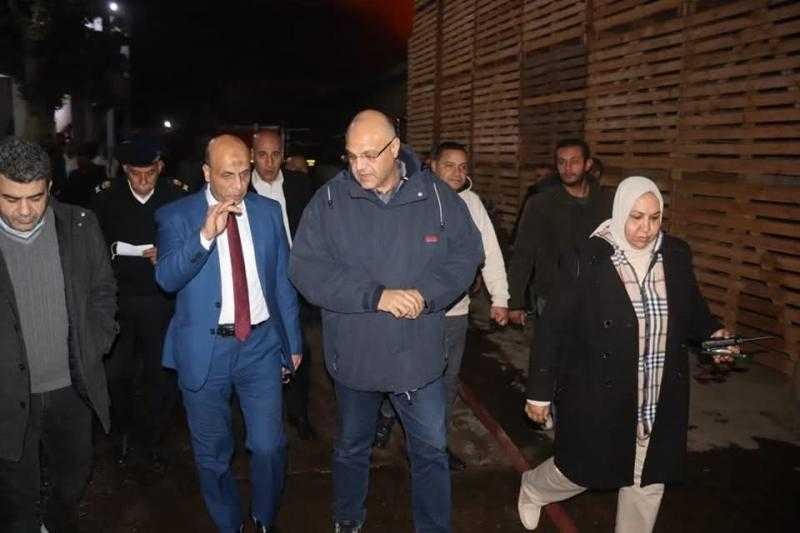 محافظ القليوبية ومدير الأمن يصلان لموقع حريق ثلاجة مواد غذائية بالقناطر الخيرية.. صور