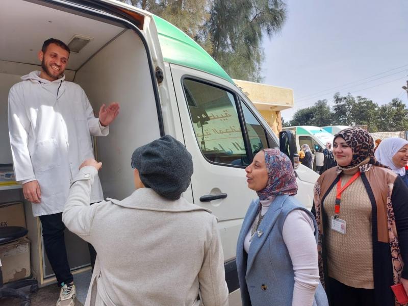 الكشف على 1275 مواطنًا بالقافلة الطبية بالقنطرة غرب ضمن مبادرة ”حياة كريمة”