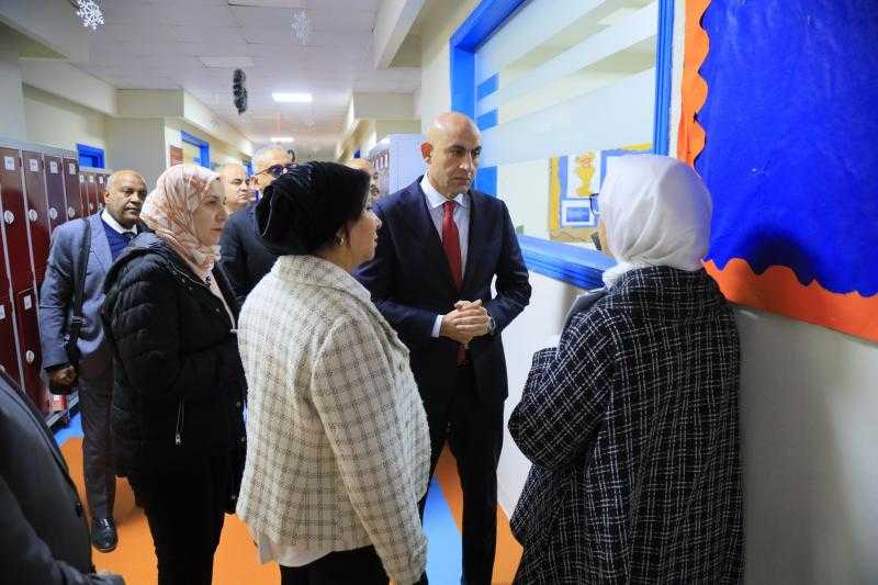 وزير التعليم خلال زيارة مدرسة ”طالبة التجمع”: تطبيق لائحة الانضباط بحسم ودون استثناء