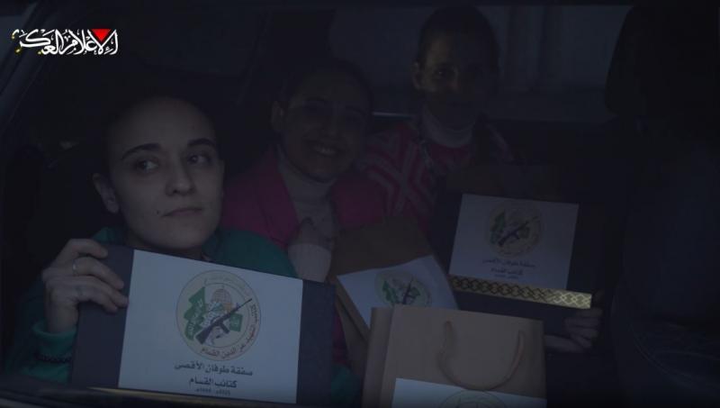 شاهد.. ماذا أهدت ”القسام” لـ الرهينات الإسرائيليات قبل الإفراج عنهن؟ (فيديو)